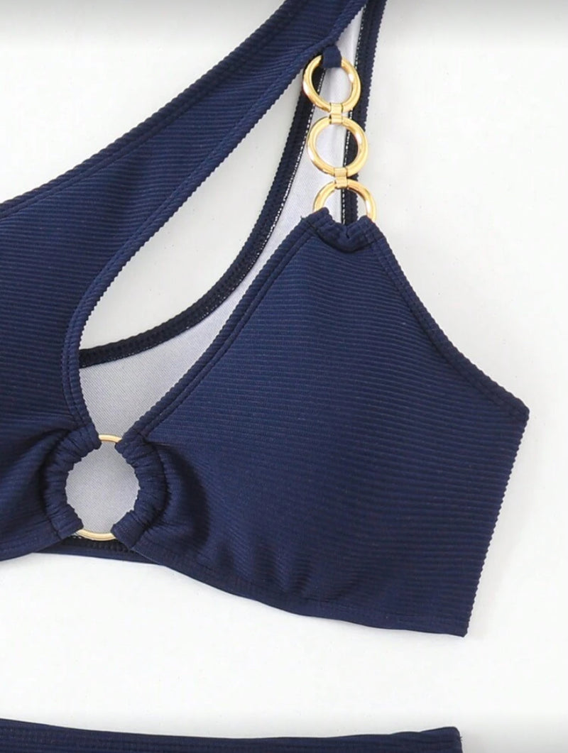 👙 Conjunto de Maiô Bikini – Decote Assimétrico com Detalhe de Círculo de Metal