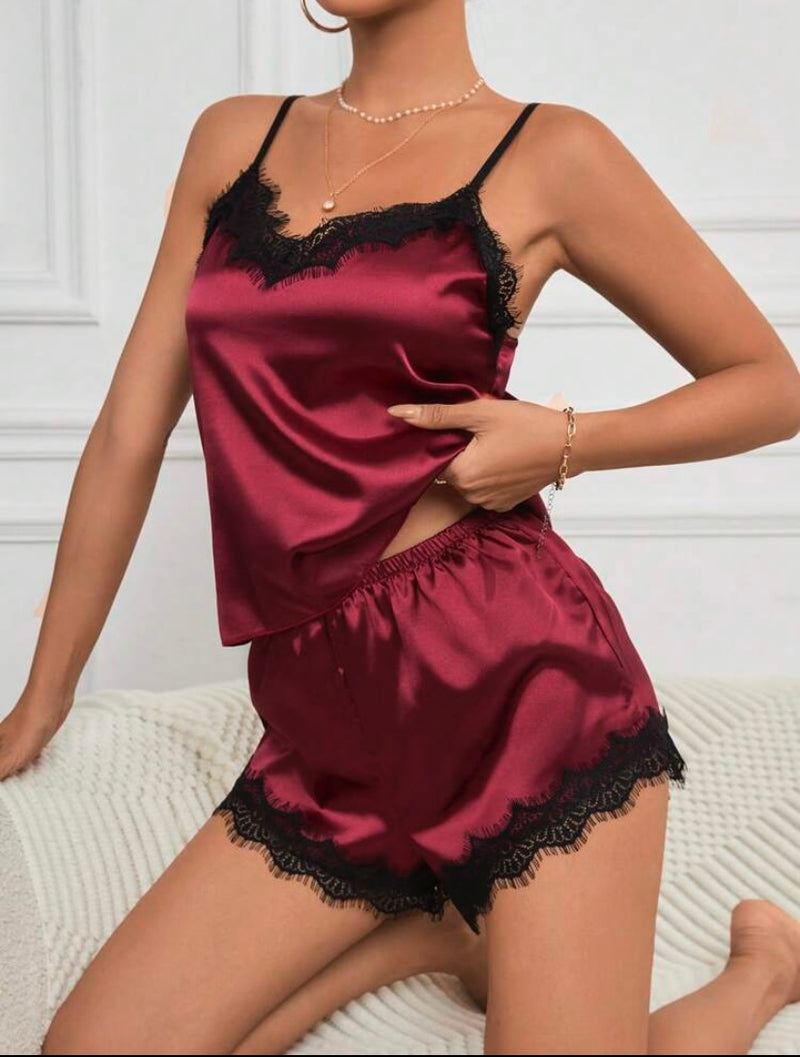 Conjunto de Pijama em Cetim com Regata e Shorts de Renda