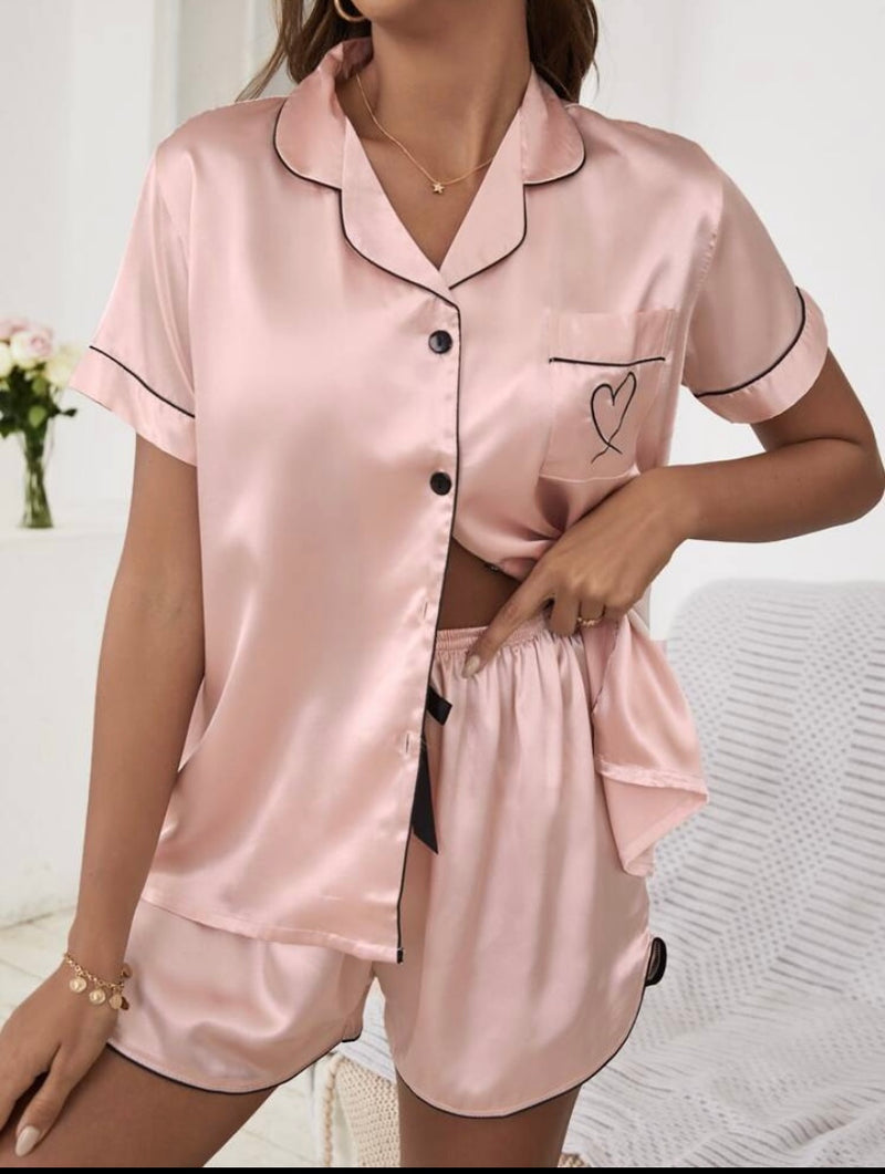 Conjunto Pijama de Cetim com Bordado de Coração e Ribana Contrastante